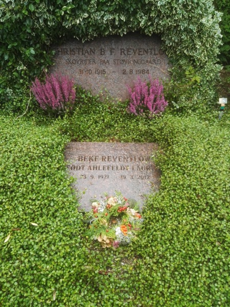 Beke og Chr. Reventlows gravsten
